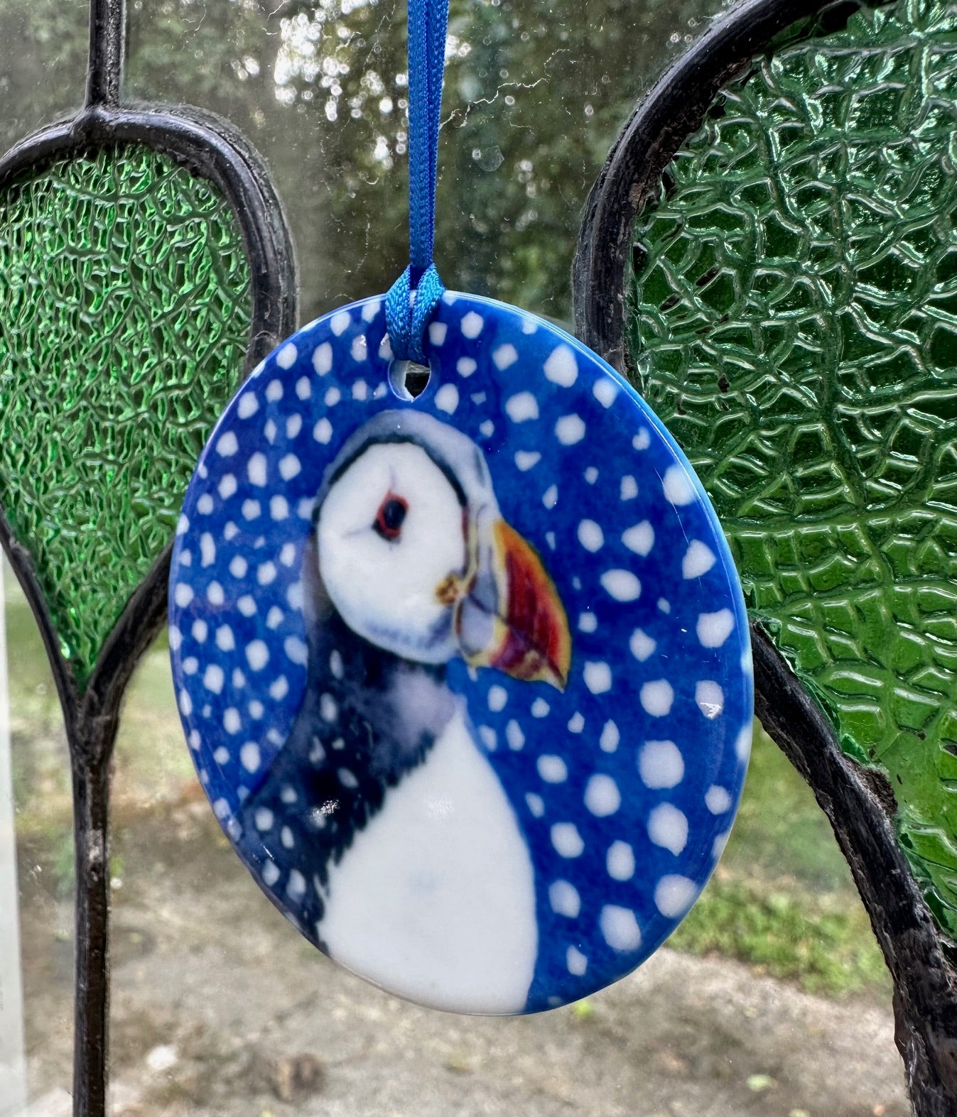 Small round hanging ornament/Puffin in the snow