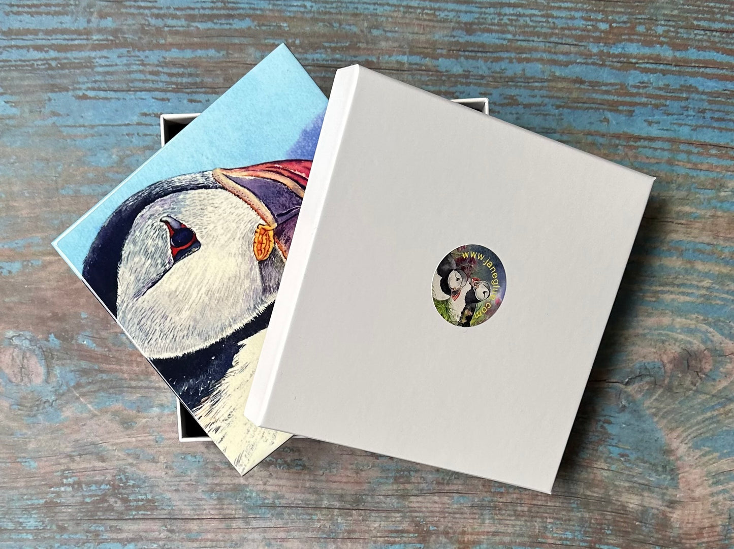 Medium ceramic tile/Close up with a puffin